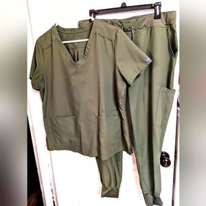 Med Couture Scrubs large